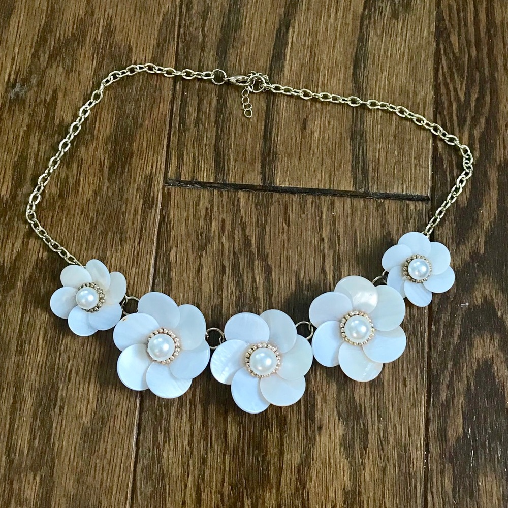 Very cute flower statement necklace